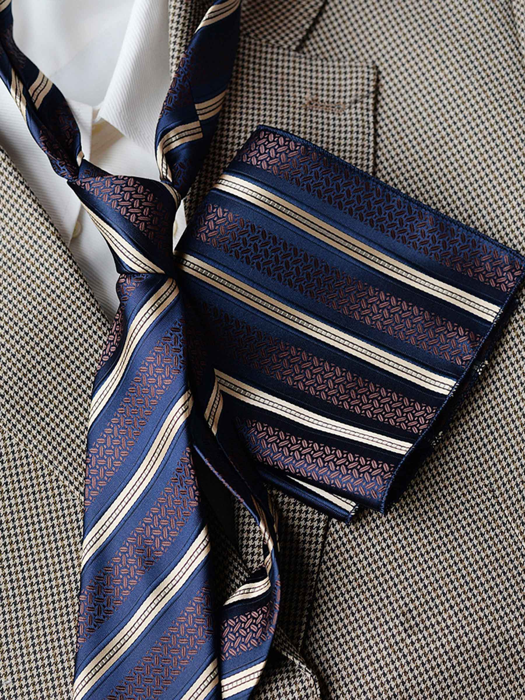 Modern Men's Patterned Tie and Pocket Square Set