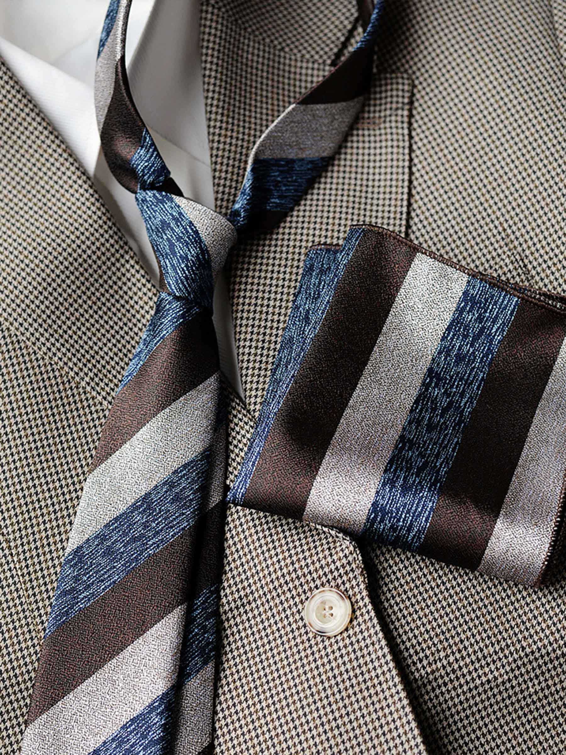 Modern Men's Patterned Tie and Pocket Square Set