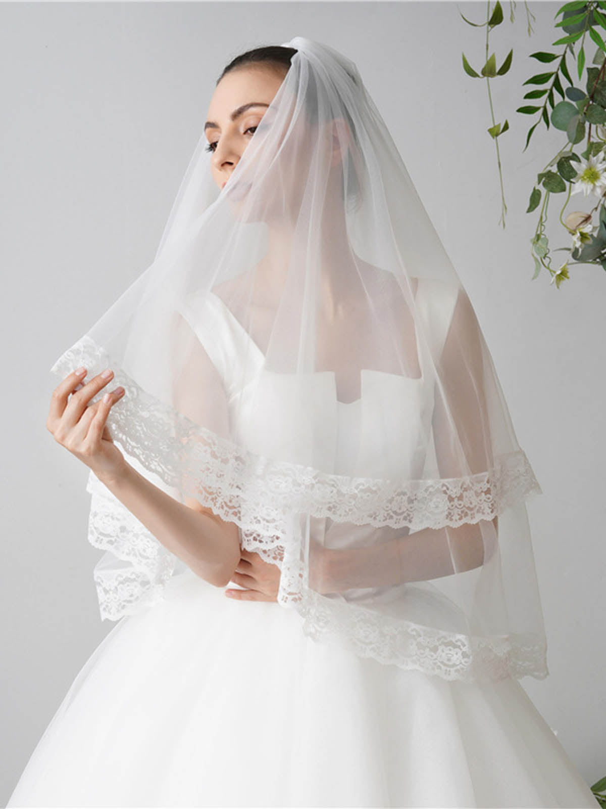 Chic Lace Applique Edge Wedding Veil
