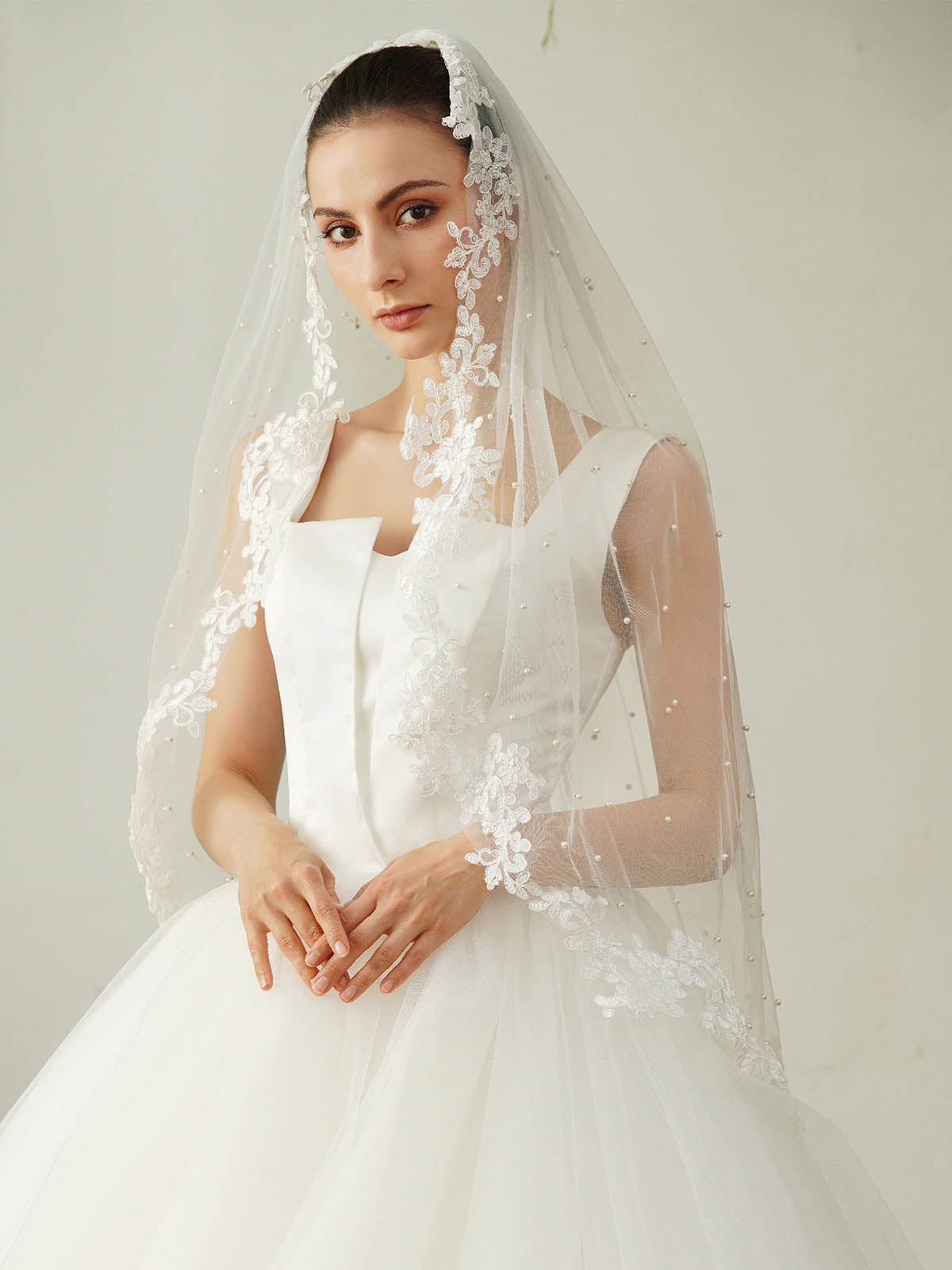 Elegant Pearl Lace Applique Edge Tulle Bridal Veil