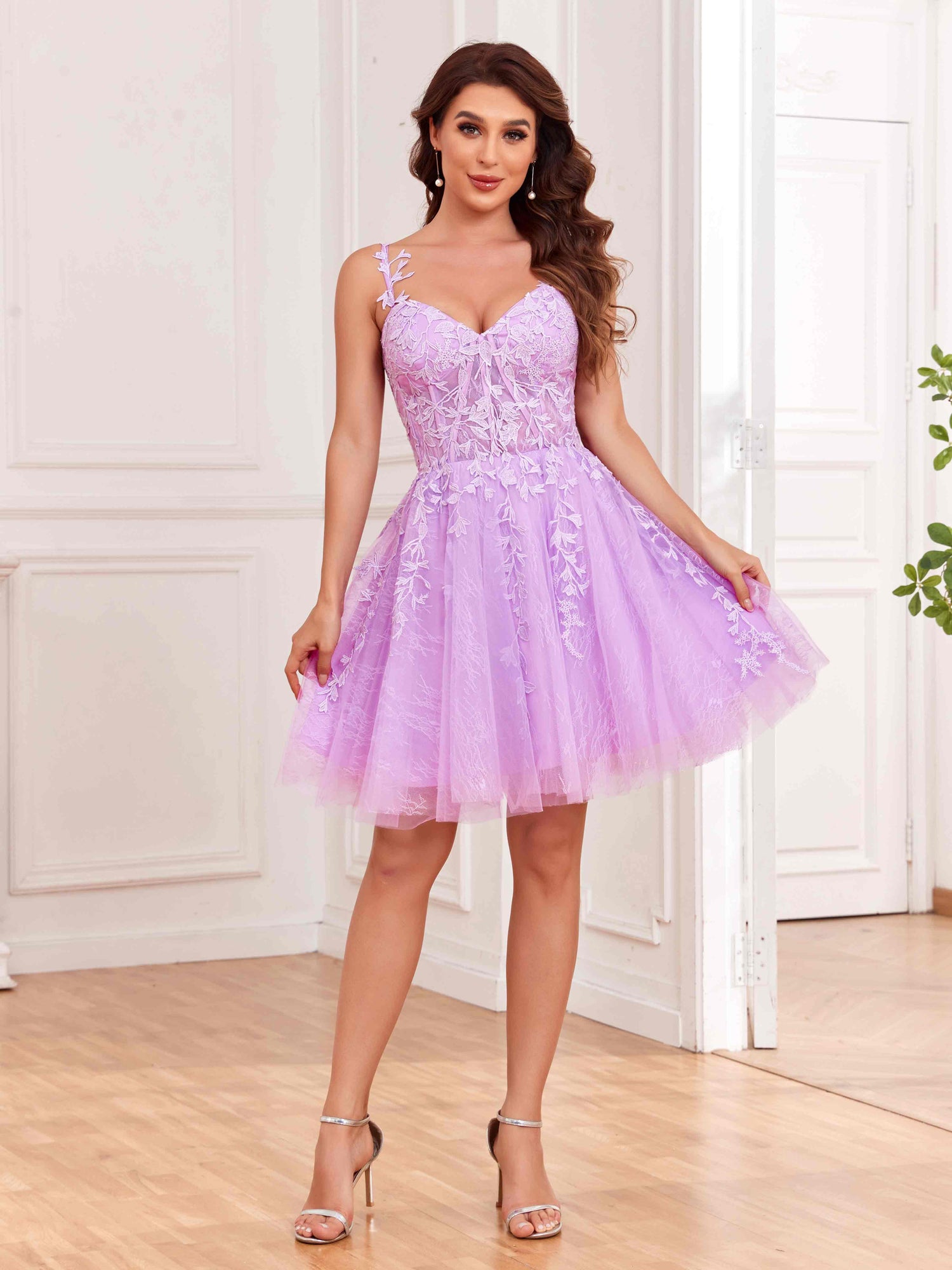 Iris Chic Lace Applique Short Tulle Homecoming Dresses
