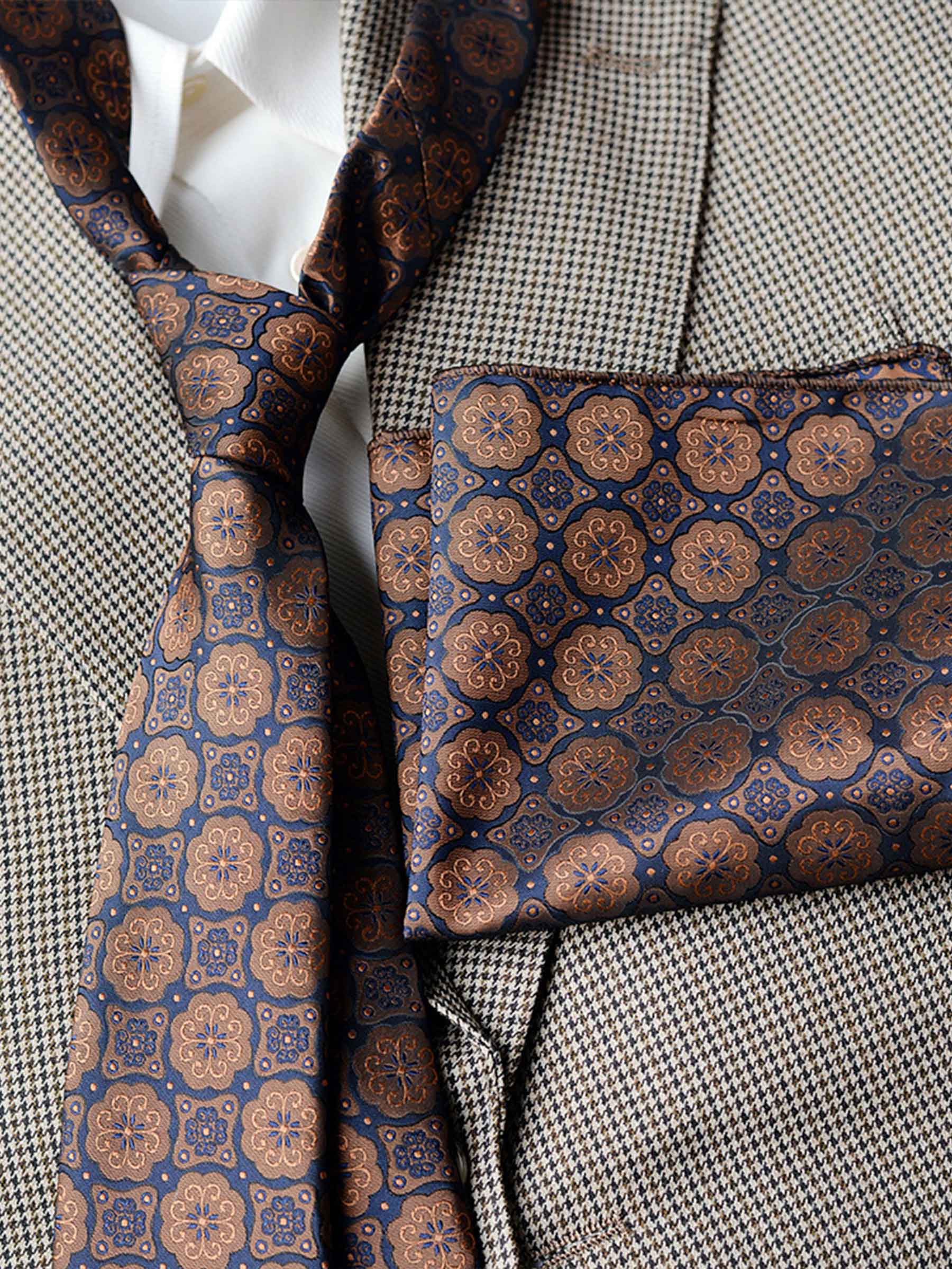 Modern Men's Patterned Tie and Pocket Square Set